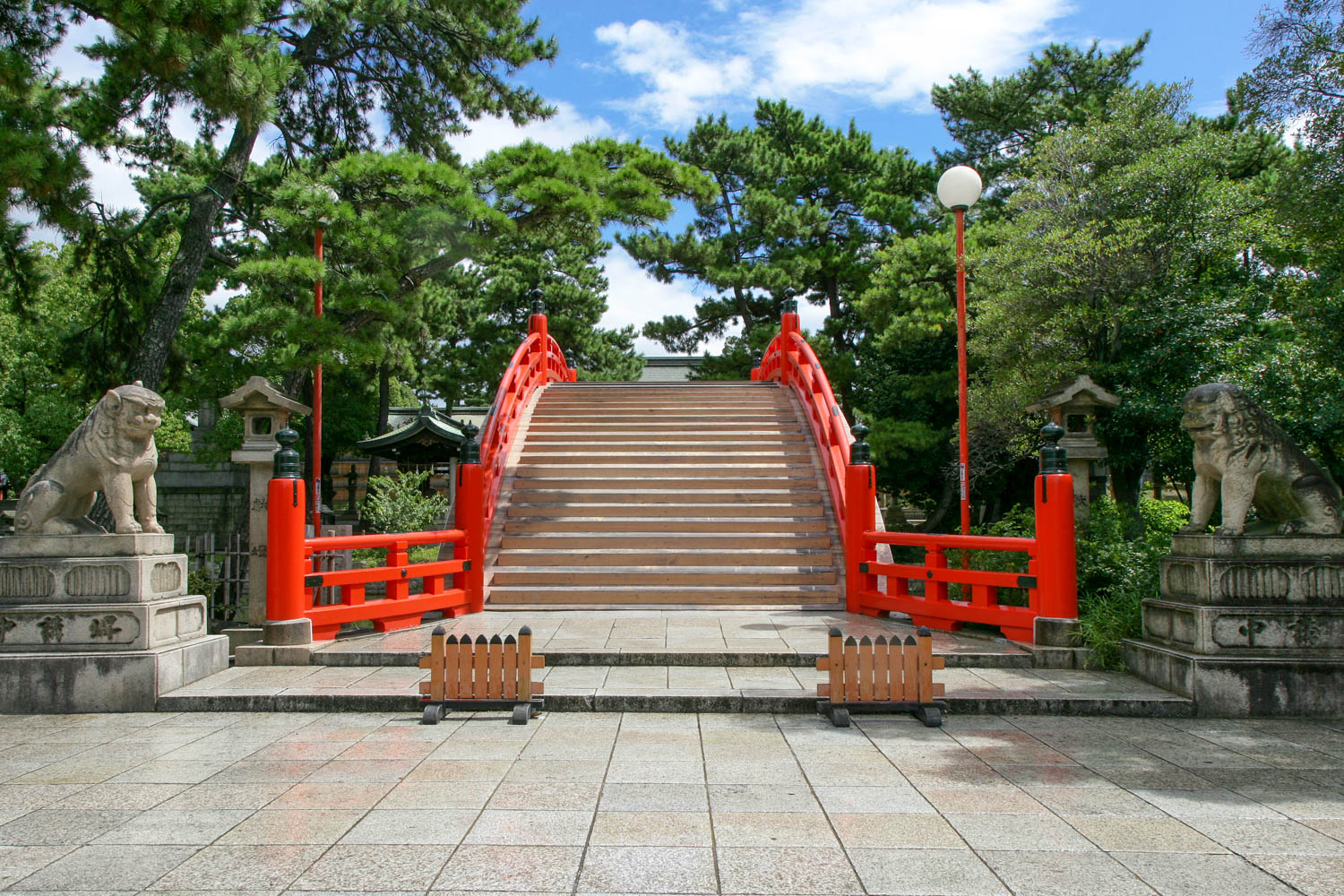 Ἡ κεντρικὴ πύλη (Torii) τοῦ ναοῦ Sumiyoshi Taisha, περικυκλωμένη ἀπὸ αἰωνόβια πεῦκα